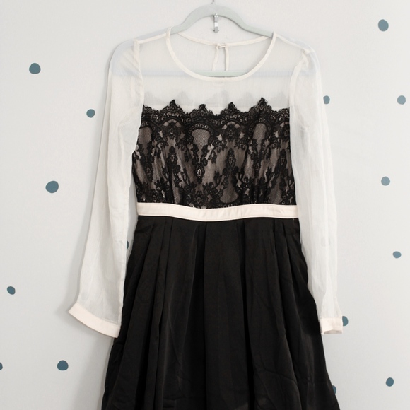 Black & Cream lace dress - Size Medium - Picture 3 of 8